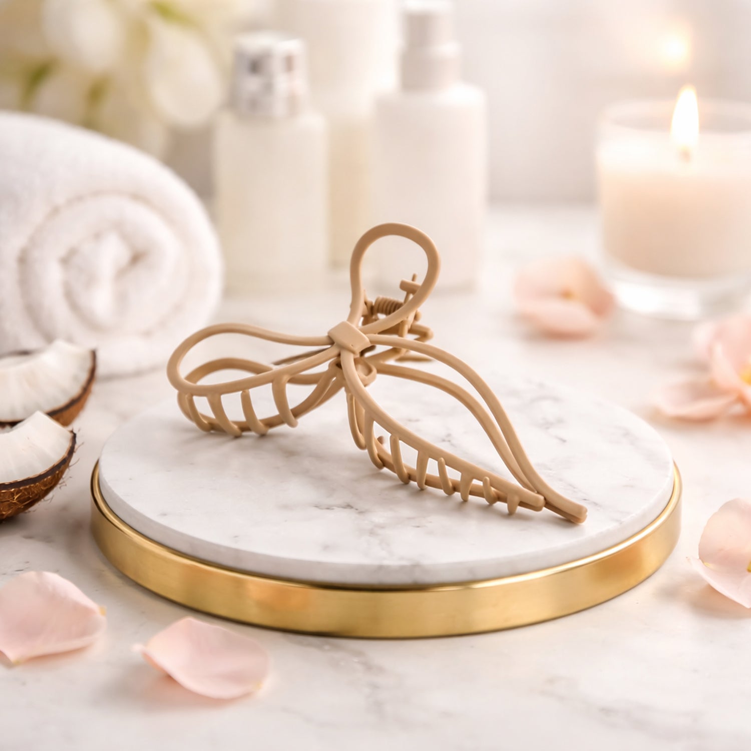 Lightweight hair claw clip for everyday use