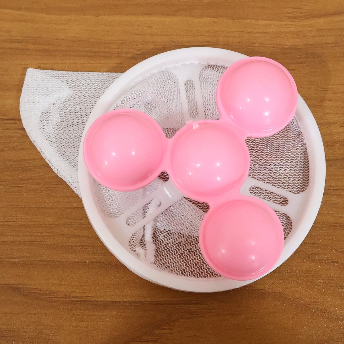 Laundry lint filter bag with floating balls to trap debris