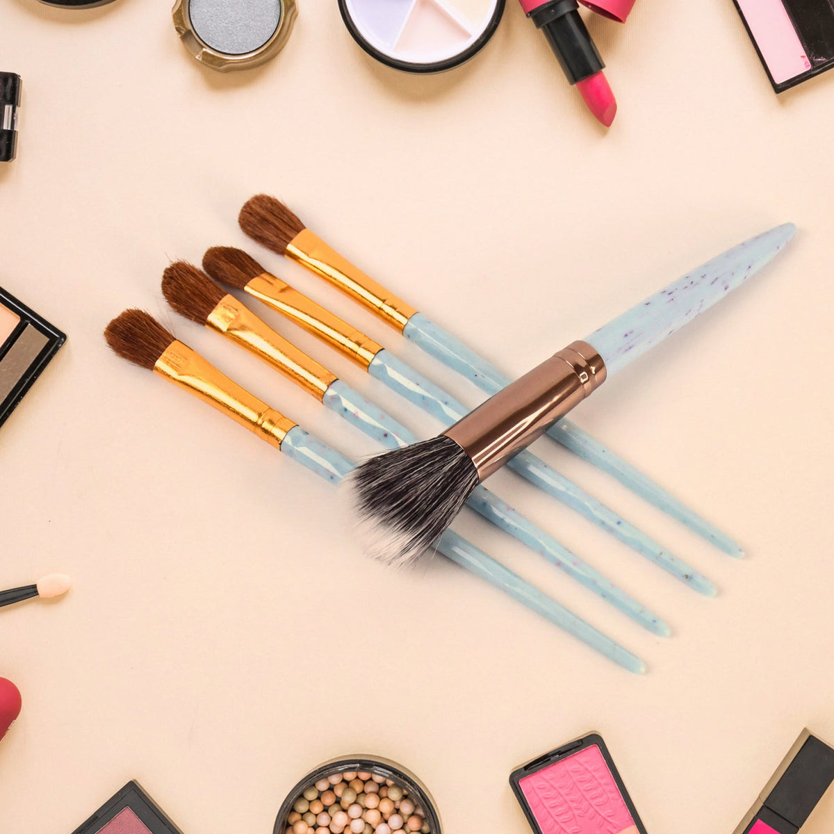 Ergonomic design makeup brushes in 5-piece kit for easy hold and application