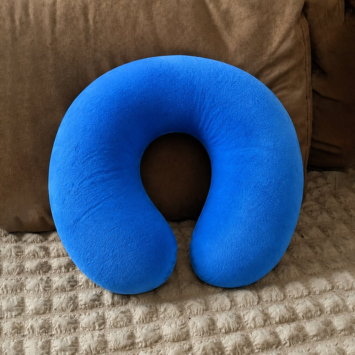 Travel neck support pillow use